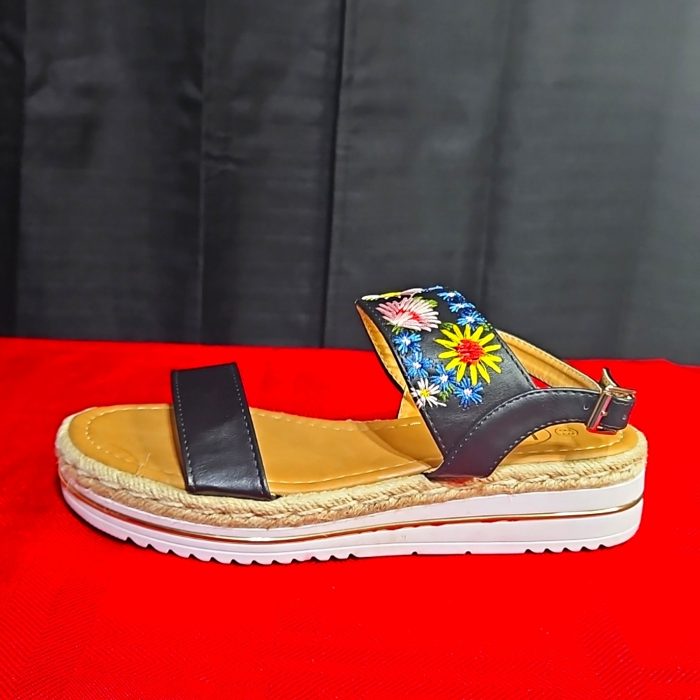 Embroidered flowerl sandals